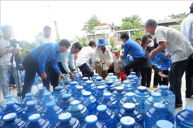 Người dân 2 xã Tân Phước Tây và Nhựt Ninh - 2 xã vùng hạ của huyện Tân Trụ, đến thời điểm này còn thiếu nước. Ảnh: Đức Hạnh - TTXVN 