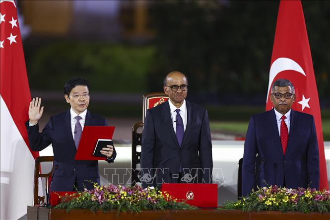 Ông Lawrence Wong (trái) tuyên thệ nhậm chức Thủ tướng Singapore ngày 15/5/2024. Ảnh: AFP/TTXVN