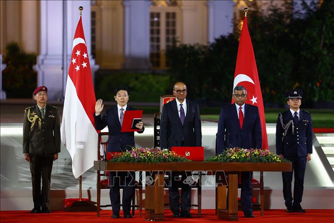 Ông Lawrence Wong (thứ 2, trái) tuyên thệ nhậm chức Thủ tướng Singapore ngày 15/5/2024. Ảnh: AFP/TTXVN