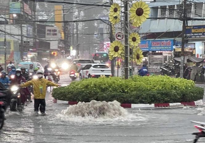 Một hố ga sụt lún do ngập xuất hiện gần chợ Thủ Đức (thành phố Thủ Đức, Thành phố Hồ Chí Minh). Ảnh: TTXVN phát