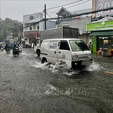 Nước ngập trên đường Phạm Văn Chiêu (quận Gò Vấp, Thành phố Hồ Chí Minh). Ảnh: TTXVN phát