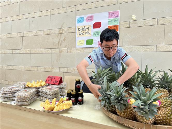 Displaying start-up local products that are environment-friendly and climate-tolerant. VNA Photo: Ánh Tuyết