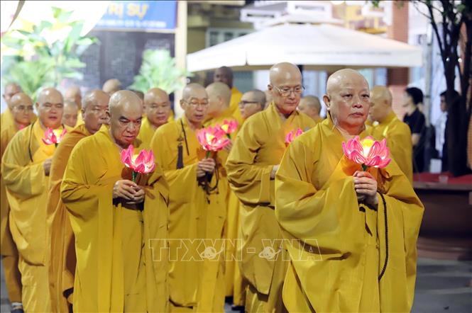 Các chư tôn đức Tăng của Giáo hội Phật giáo Việt Nam Thành phố Hồ Chí Minh thành kính đi bộ rước kiệu tượng Phật đản sinh từ Tổ đình Ấn Quang trên đường Sư Vạn Hạnh đến Việt Nam Quốc tự trên đường 3/2. Ảnh: Xuân Khu-TTXVN
