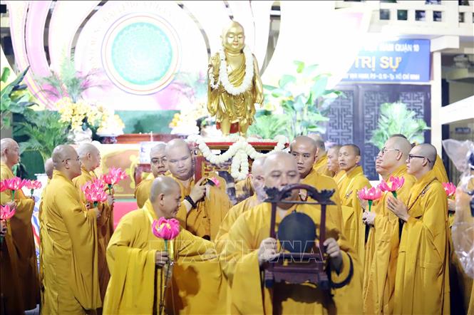 Kiệu tượng Phật đản sinh được rước từ Tổ đình Ấn Quang trên đường Sư Vạn Hạnh đến Việt Nam Quốc tự trên đường 3/2. Ảnh: Xuân Khu-TTXVN