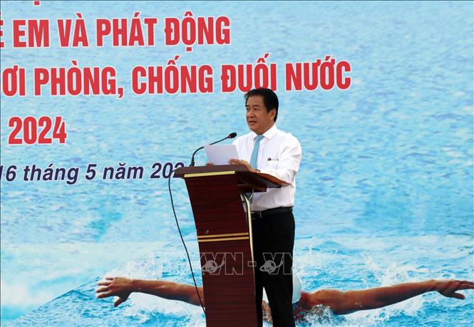 Phó Chủ tịch UBND tỉnh Ninh Thuận Nguyễn Long Biên phát biểu khai mạc hè và phát động toàn dân tập luyện môn bơi để phòng, chống đuối nước trẻ em. Ảnh: Công Thử - TTXVN