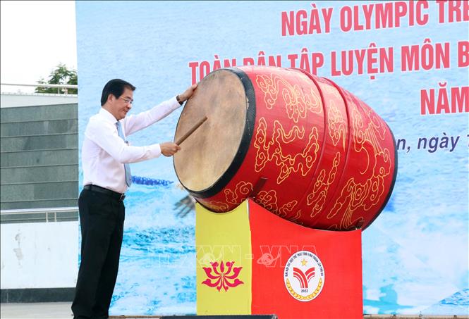 Đánh trống khai mạc hè và phát động toàn dân tập luyện môn bơi để phòng, chống đuối nước trẻ em. Ảnh: Công Thử - TTXVN