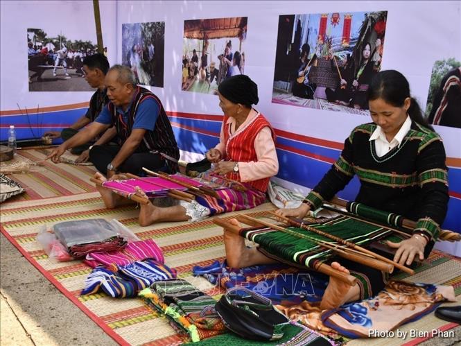 S'tieng people perform brocade weaving skills at the ceremony. VNA/Photo by courtesy