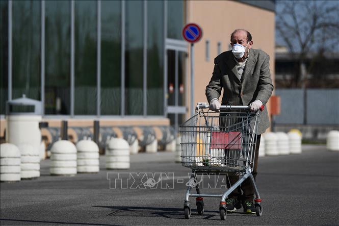 Người cao tuổi Italy đi mua sắm tại siêu thị ở Codogno, Đông Nam Milan. Ảnh: AFP/TTXVN