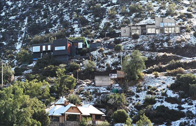 Tuyết phủ trắng trên ngọn đồi ở thủ đô Santiago, Chile ngày 8/5/2024. Ảnh: AFP/TTXVN