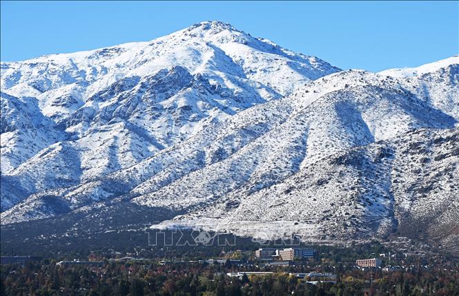 Tuyết phủ trắng trên dãy núi Andes nhìn từ thủ đô Santiago, Chile ngày 8/5/2024. Ảnh: AFP/TTXVN