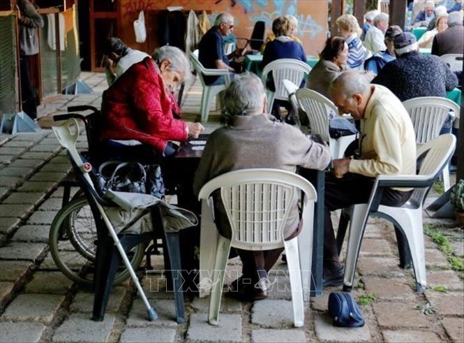 Người cao tuổi Italy trên đường phố Rome. Ảnh: REUTERS/TTXVN