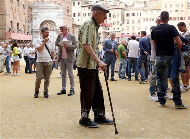 Người cao tuổi Italy trên đường phố Siena. Ảnh: REUTERS/TTXVN