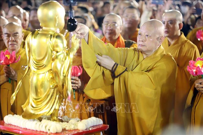 Most Venerable Thich Le Trang, Head of the Vietnam Buddhist Sangha Executive Board of Ho Chi Minh City performs the Buddha bath rite at the at Vietnam Quoc Tu. VNA Photo: Xuân Khu