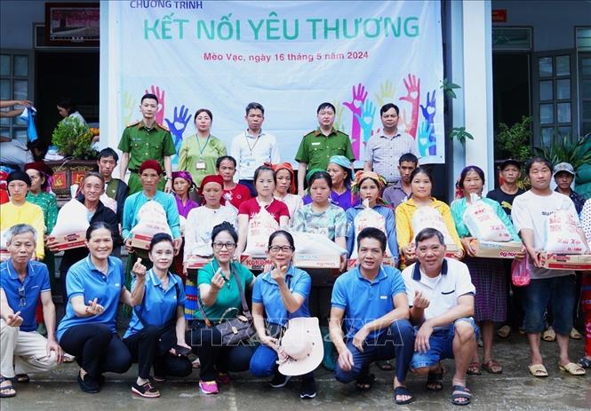 Tặng quà các hộ nghèo xã Niêm Tòng và xã Niêm Sơn (Mèo Vạc, Hà Giang). Ảnh TTXVN phát