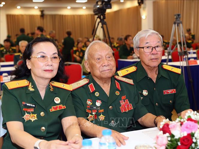 Thiếu tướng Võ Sở với đồng đội cũ trong ngày truyền thống của Hội Truyền thống Trường Sơn-Đường Hồ Chí Minh Việt Nam. Ảnh: Trọng Đức - TTXVN