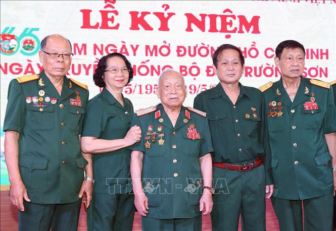 Thiếu tướng Võ Sở với đồng đội cũ trong ngày truyền thống của Hội Truyền thống Trường Sơn-Đường Hồ Chí Minh Việt Nam. Ảnh: Trọng Đức - TTXVN