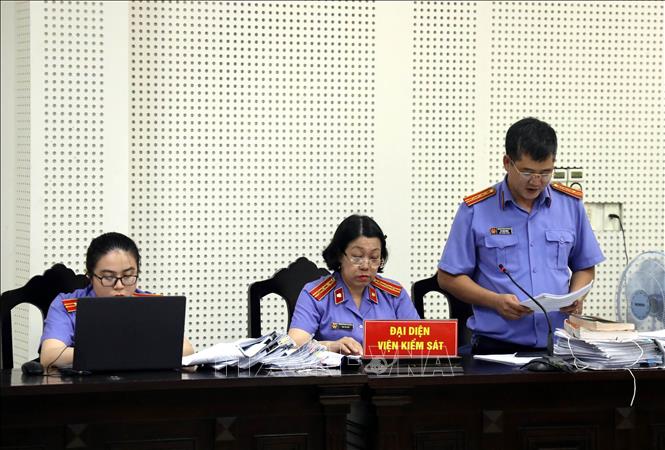 Đại diện Viện Kiểm sát nhân dân tỉnh Quảng Ninh công bố cáo trạng tại phiên tòa. Ảnh: Đức Hiếu - TTXVN
