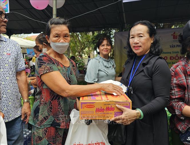 Gian hàng 0 đồng của Hội nhà báo tỉnh Bến Tre trao các nhu nhu yếu phẩm hỗ trợ các bệnh nhân, thân nhân hoàn cảnh khó khăn đang điều trị tại Bệnh viện Đa khoa khu vực Ba Tri. Ảnh: Chương Đài - TTXVN