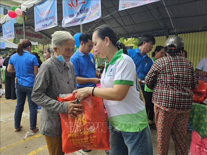 Trao hỗ trợ các nhu yếu phẩm cho các bệnh nhân, thân nhân hoàn cảnh khó khăn đang điều trị tại Bệnh viện Đa khoa khu vực Ba Tri (tỉnh Bến Tre). Ảnh: Chương Đài - TTXVN