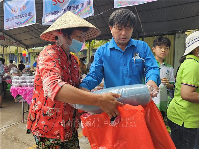 Gian hàng trao chăn, màn 0 đồng hỗ trợ các bệnh nhân, thân nhân hoàn cảnh khó khăn đang điều trị tại Bệnh viện Đa khoa khu vực Ba Tri (tỉnh Bến Tre). Ảnh: Chương Đài - TTXVN