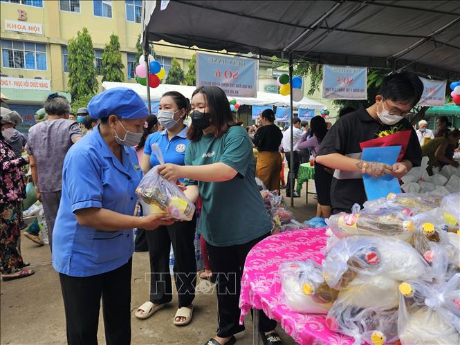 Gian hàng trao các nhu yếu phẩm hỗ trợ các bệnh nhân, thân nhân hoàn cảnh khó khăn đang điều trị tại Bệnh viện Đa khoa khu vực Ba Tri (tỉnh Bến Tre). Ảnh: Chương Đài - TTXVN