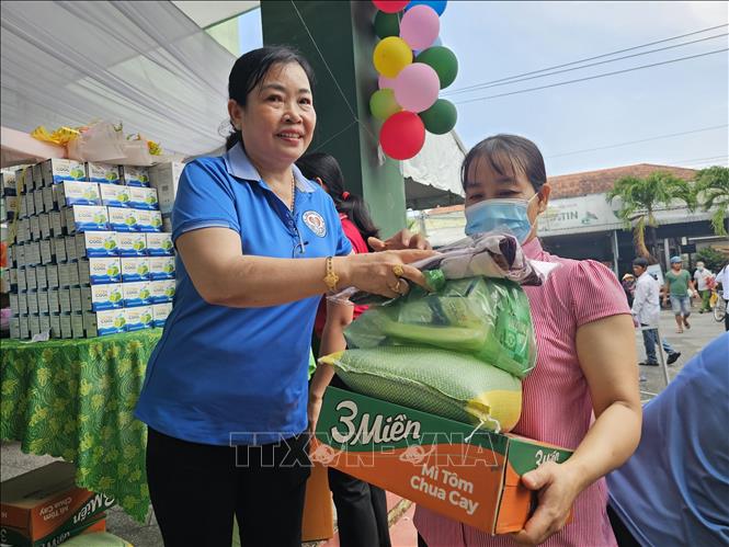 Hỗ trợ các nhu yếu phẩm cho các bệnh nhân, thân nhân hoàn cảnh khó khăn đang điều trị tại Bệnh viện Đa khoa khu vực Ba Tri (tỉnh Bến Tre). Ảnh: Chương Đài - TTXVN