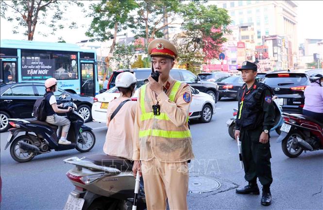 Tổ công tác đặc biệt của Công an TP Hà Nội gồm lực lượng Cảnh sát giao thông, Cảnh sát cơ động phối hợp với Công an địa phương thực hiện kiểm tra và xử lý nghiêm các vi phạm giao thông xảy ra hàng ngày trên các tuyến đường nội đô mà lực lượng CSGT và Công an các quận không thể bao quát hết. Ảnh: Phạm Kiên - TTXVN