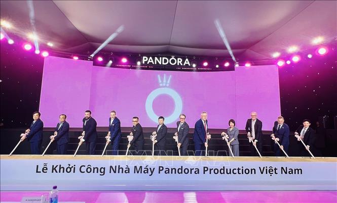 Lễ động thổ xây dựng nhà máy Pandora chế tác trang sức tại Bình Dương. Ảnh: Dương Chí Tưởng -TTXVN
