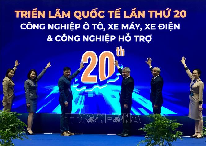 Delegates launch the exhibition. VNA Photo: Mỹ Phương