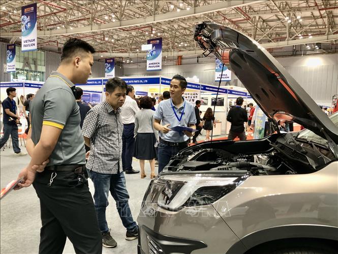 Visitors view new car models at the exhibition. VNA Photo: Mỹ Phương