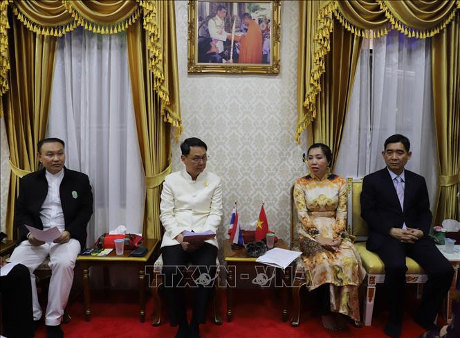 Deputy Minister of Foreign Affairs Le Thi Thu Hang, Vietnamese Ambassador Designate to Thailand Pham Viet Hung at a working session with leaders of Kanchanaburi province. VNA Photo: Đỗ Sinh
