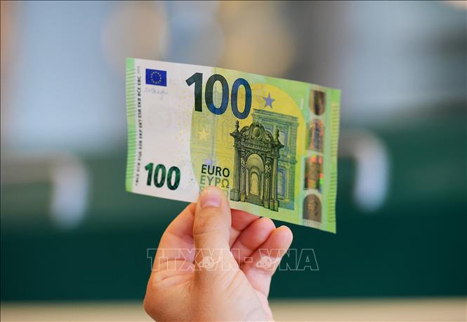 (Tư liệu) Đồng tiền mệnh giá 100 euro. Ảnh: AFP/TTXVN