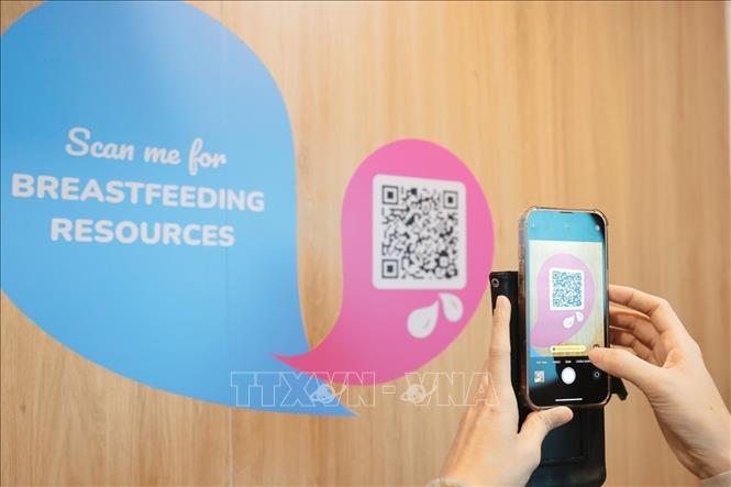 Visitors can scan QR codes around the airport to learn more about breastfeeding rooms. VNA Photo: Minh Quyết