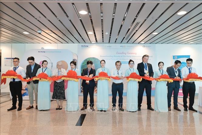 Delegates at the inauguration ceremony for breastfeeding rooms at Da Nang international airport. VNA Photo: Minh Quyết