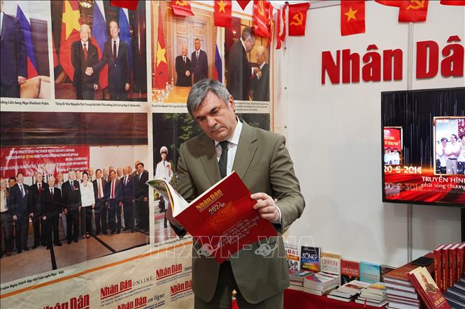 Vyacheslav Kalganov, Deputy Chairman of the External Relations Committee of Saint aPetersburg, visits the Vietnamese stall. VNA Photo: Duy Trinh