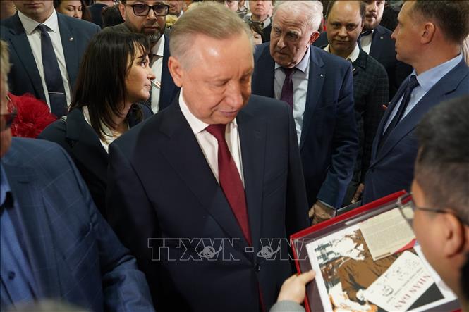 Saint Petersburg Mayor Alexander Beglov visits the Vietnamese stall. VNA Photo: Duy Trinh
