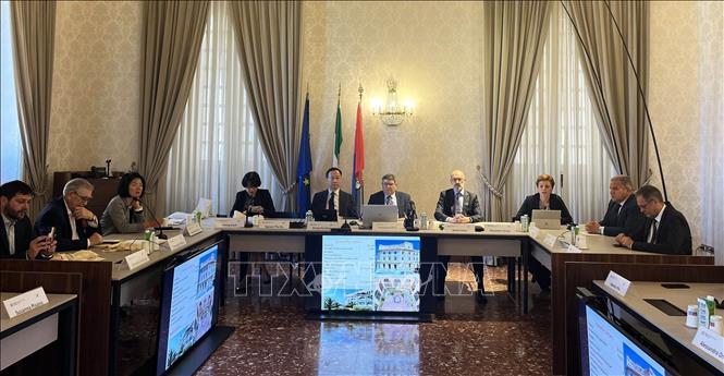 Đại sứ Việt Nam tại Italy Dương Hải Hưng làm việc với lãnh đạo trường Đại học Cagliari. Ảnh: TTXVN phát