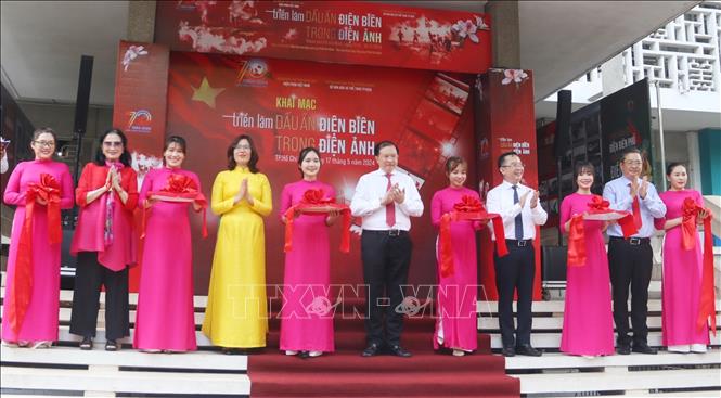 Các đại biểu thực hiện nghi thức cắt băng khai mạc Triển lãm. Ảnh: Thu Hương - TTXVN