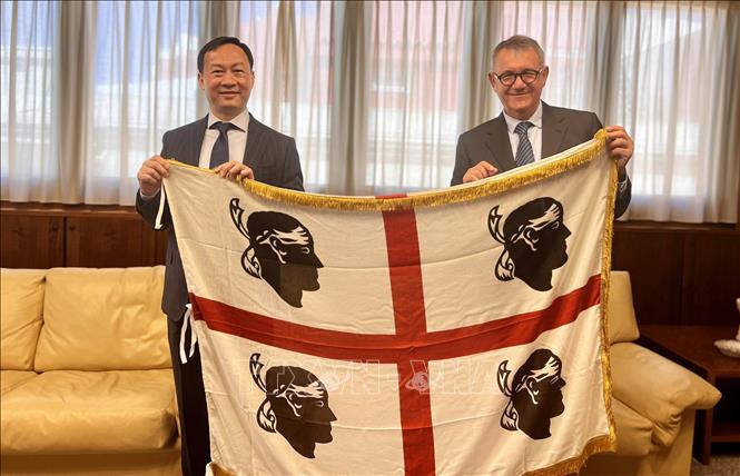 Đại sứ Việt Nam tại Italy Dương Hải Hưng và ông Giampietro Comandini, Chủ tịch Hội đồng Vùng Sardinia. Ảnh: TTXVN phát