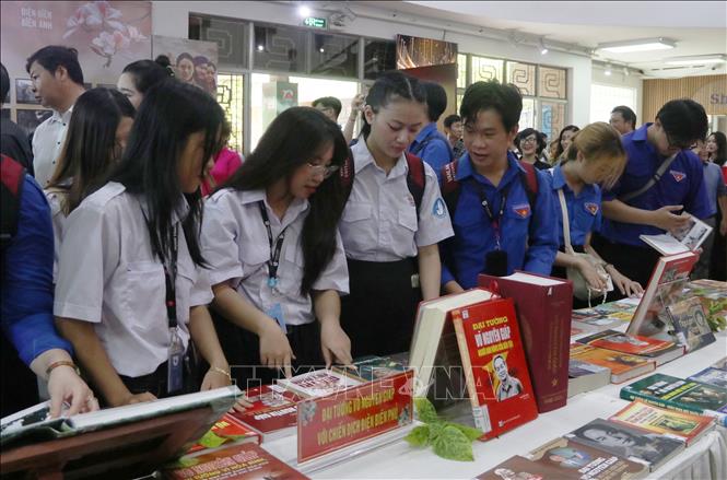 Khu trưng bày tư liệu, sách ảnh thu hút đông đảo học sinh, sinh viên tham quan. Ảnh: Thu Hương - TTXVN