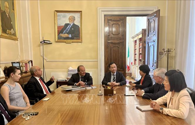 Đại sứ Việt Nam tại Italy Dương Hải Hưng làm việc với Phòng Thương mại và các hiệp hội doanh nghiệp Cagliari. Ảnh: TTXVN phát