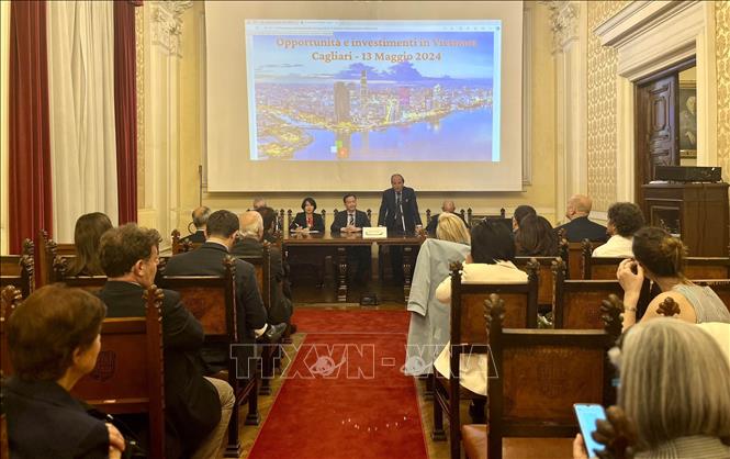 Đại sứ Việt Nam tại Italy Dương Hải Hưng tham gia sự kiện giới thiệu Việt Nam do Phòng Thương mại và các hiệp hội doanh nghiệp Cagliari tổ chức. Ảnh: TTXVN phát