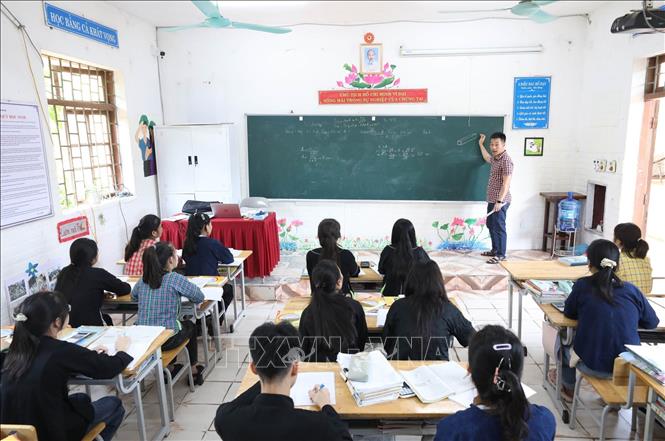 Học sinh Lớp 9A1, trường Phổ thông Dân tộc nội trú Trung học Cơ sở, Trung học Phổ thông huyện Cao Lộc trong giờ ôn tập môn Toán. Ảnh: Anh Tuấn - TTXVN   