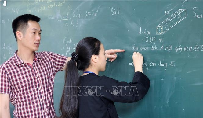 Giáo viên  trường Phổ thông Dân tộc nội trú Trung học Cơ sở, Trung học Phổ thông huyện Cao Lộc hướng dẫn học sinh lớp 9A1 ôn tập môn Toán. Ảnh: Anh Tuấn - TTXVN  