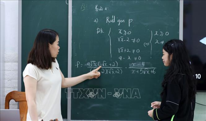 Giáo viên trường Phổ thông Dân tộc nội trú Trung học Cơ sở, Trung học Phổ thông huyện Cao Lộc hướng dẫn học sinh lớp 9A2 ôn tập môn Toán. Ảnh: Anh Tuấn - TTXVN