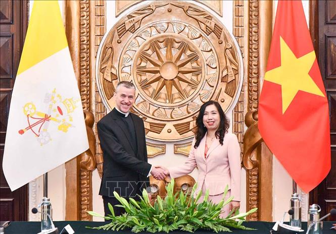 Thứ trưởng Bộ Ngoại giao Lê Thị Thu Hằng và Thứ trưởng Bộ Ngoại giao Tòa thánh Vatican, Đức ông Miroslaw Stanislaw Wachowski. Ảnh: Doãn Tấn – TTXVN
