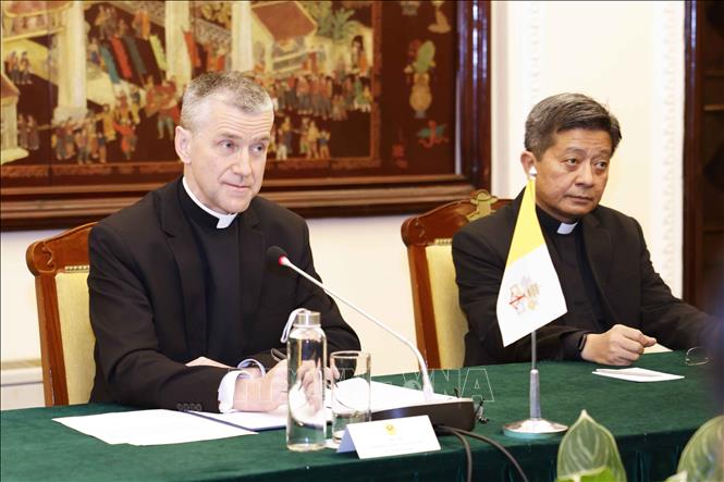 Thứ trưởng Bộ Ngoại giao Tòa thánh Vatican, Đức ông Miroslaw Stanislaw Wachowski phát biểu. Ảnh: Doãn Tấn – TTXVN