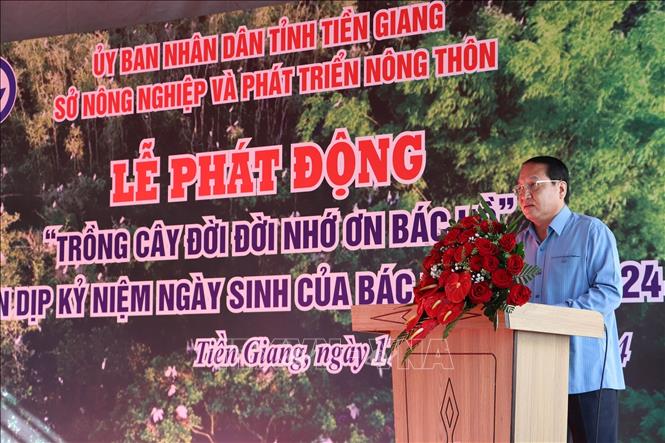 Phó Chủ tịch UBND tỉnh Tiền Giang Phạm Văn Trọng phát động Lễ trồng cây. Ảnh: Minh Trí - TTXVN