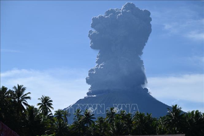 Tro bụi phun lên từ miệng núi lửa Ibu ở tỉnh Bắc Maluku, Indonesia, ngày 13/5/2024. Ảnh: AFP/TTXVN
