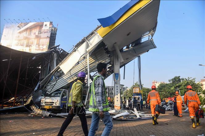 Hiện trường vụ sập biển quảng cáo ở Mumbai, Ấn Độ, ngày 14/5/2024. Ảnh: AFP/TTXVN